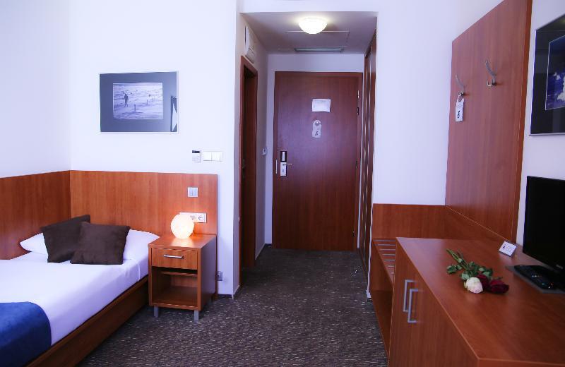 Academic Hotel & Congress Centre Roztoky  Exterior photo